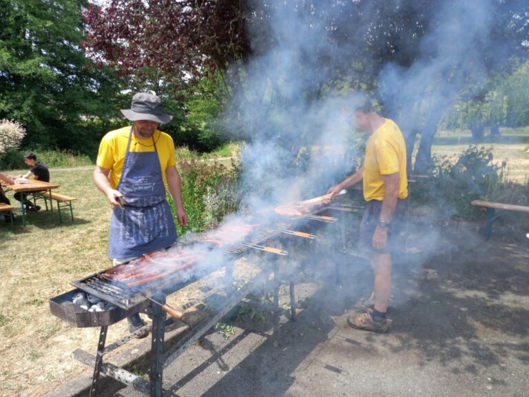 Les bénévoles à la cuisson des saucisses - merguez...