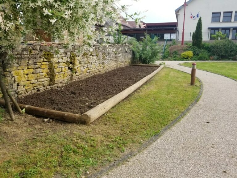 Le jardin prêt à recevoir les plantations.