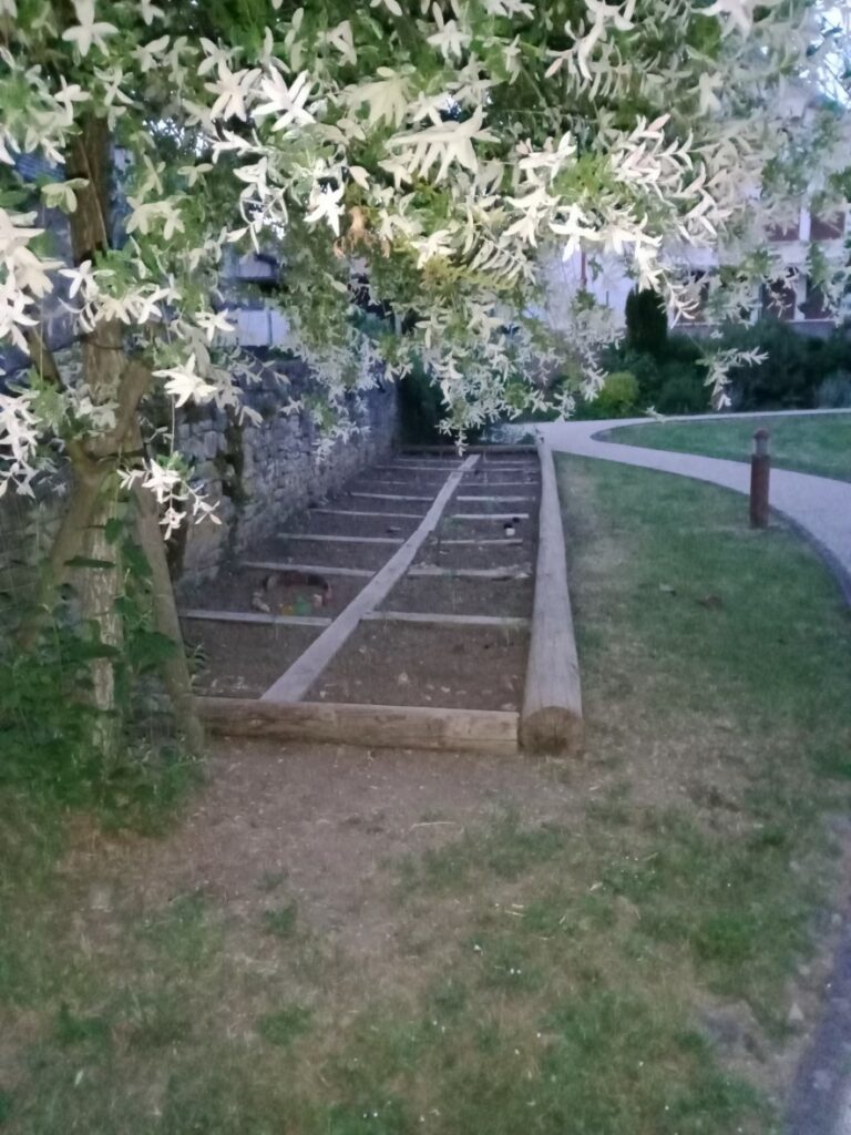 Le jardin prêt à recevoir les plantations.