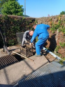 Extraction du bac de récupération...Il faut être au moins deux ...