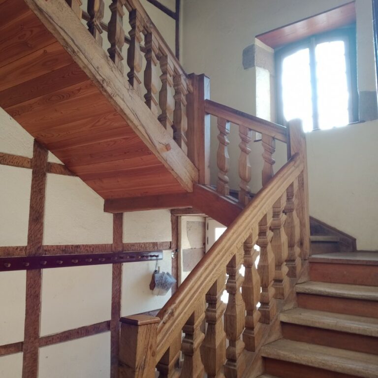 Bâtiment de la mairie: escalier restauré dans les années 1980.