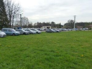 Que de monde, le parking était plein...