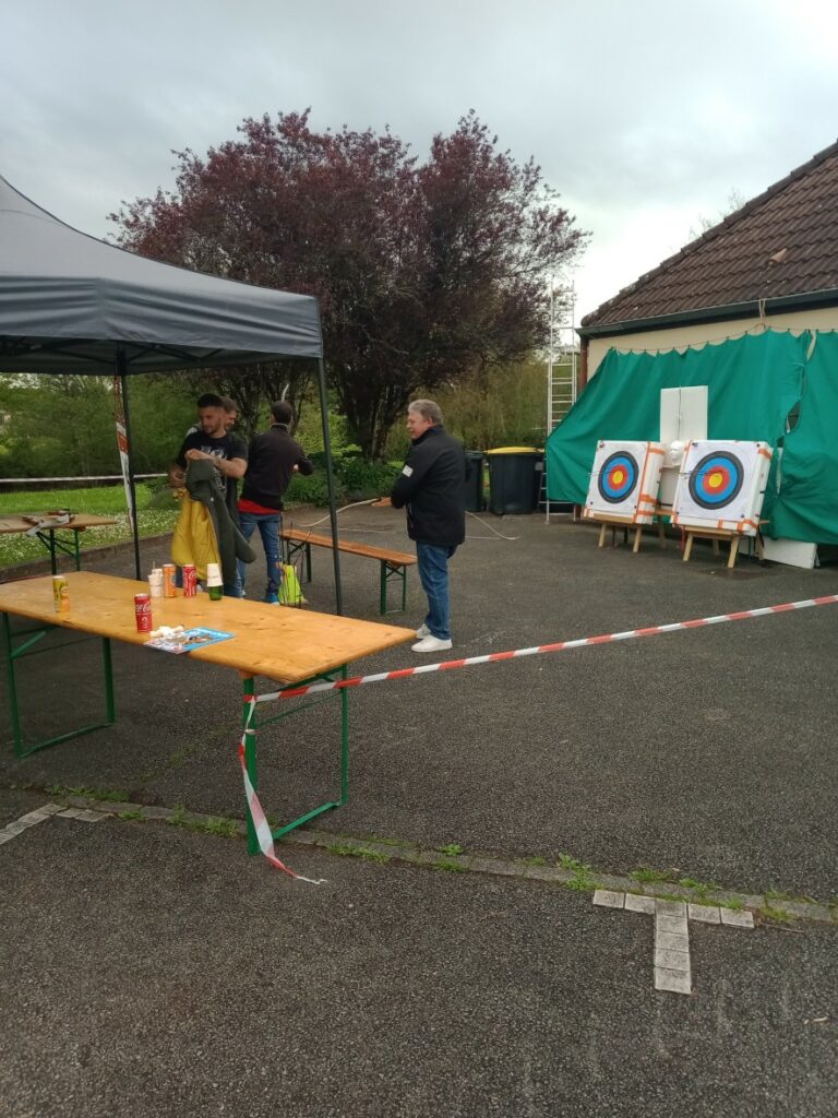 10 ans des Young - le stand de tir à l'arc est prêt.