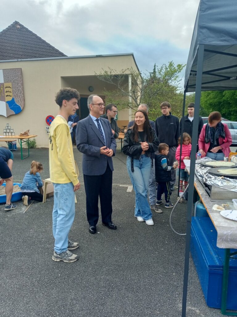 10 ans des Young - présentation de la manifestation par Simon à monsieur le Sous-Préfet,